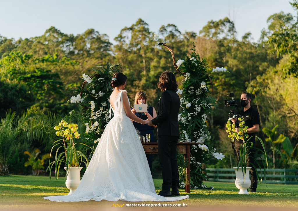 Becky e Regis | Casamento de conto de fadas na Fazenda Dona Inês com decoração Flor Brasileira