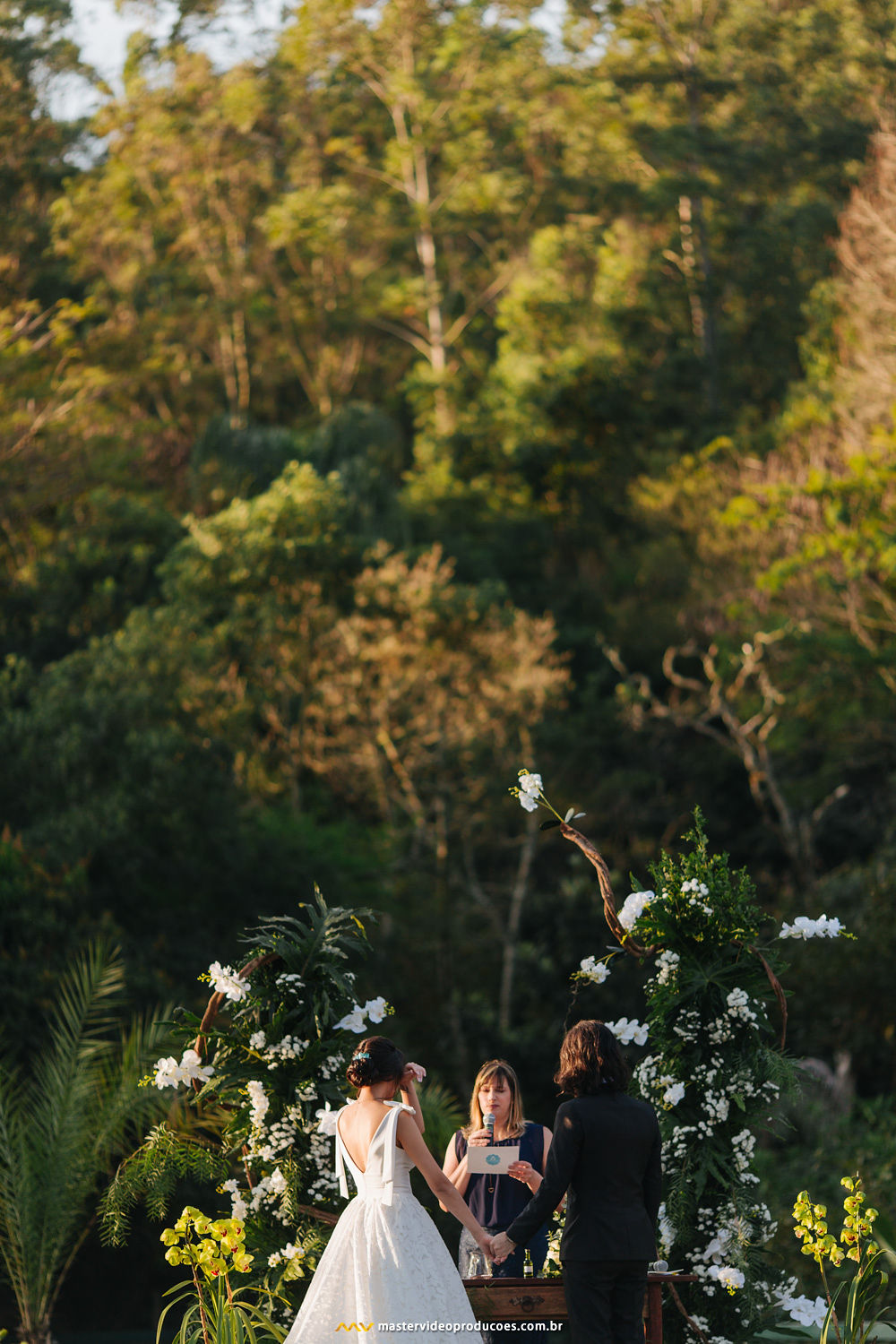 Becky e Regis | Casamento de conto de fadas na Fazenda Dona Inês com decoração Flor Brasileira