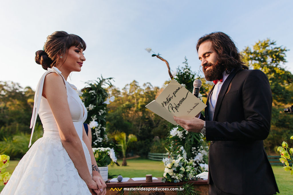 Becky e Regis | Casamento de conto de fadas na Fazenda Dona Inês com decoração Flor Brasileira