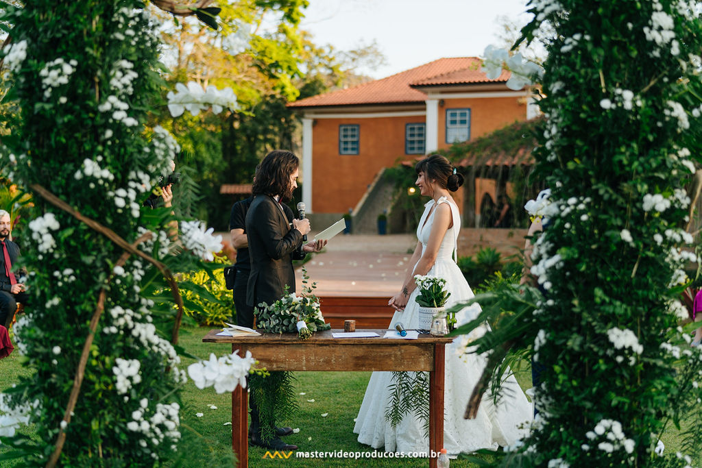 Becky e Regis | Casamento de conto de fadas na Fazenda Dona Inês com decoração Flor Brasileira