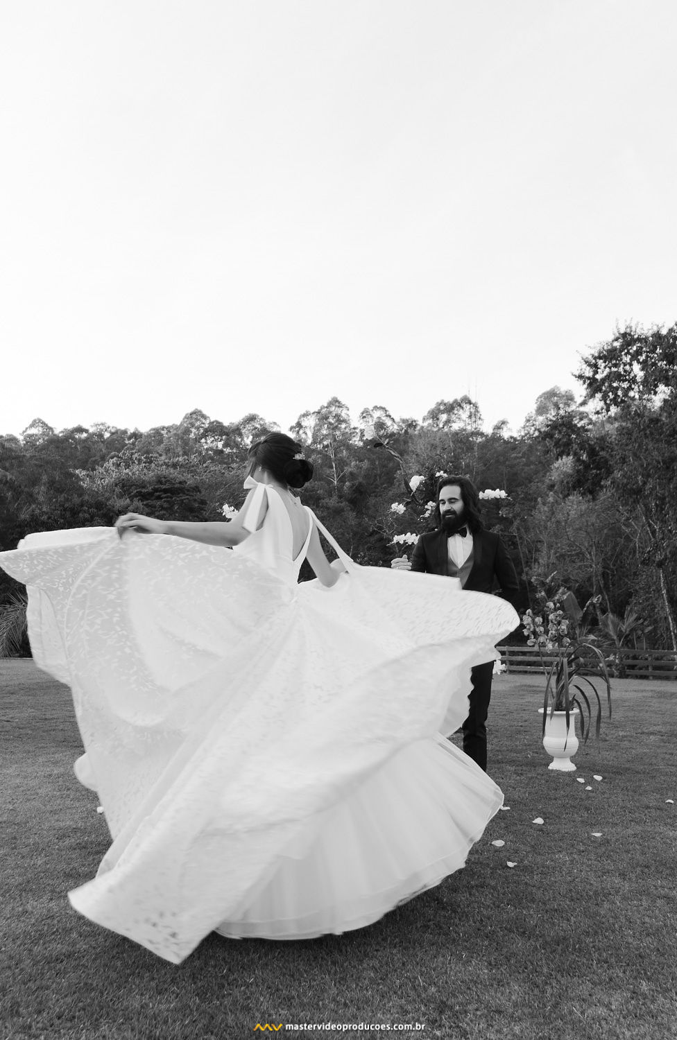 Becky e Regis | Casamento de conto de fadas na Fazenda Dona Inês com decoração Flor Brasileira