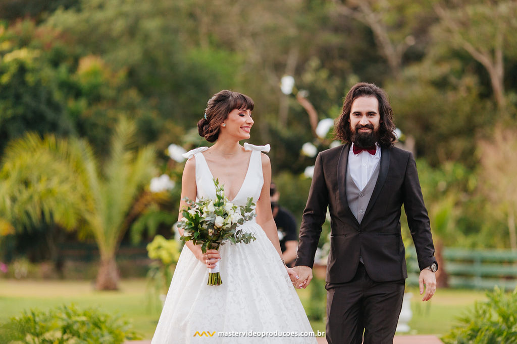 Becky e Regis | Casamento de conto de fadas na Fazenda Dona Inês com decoração Flor Brasileira