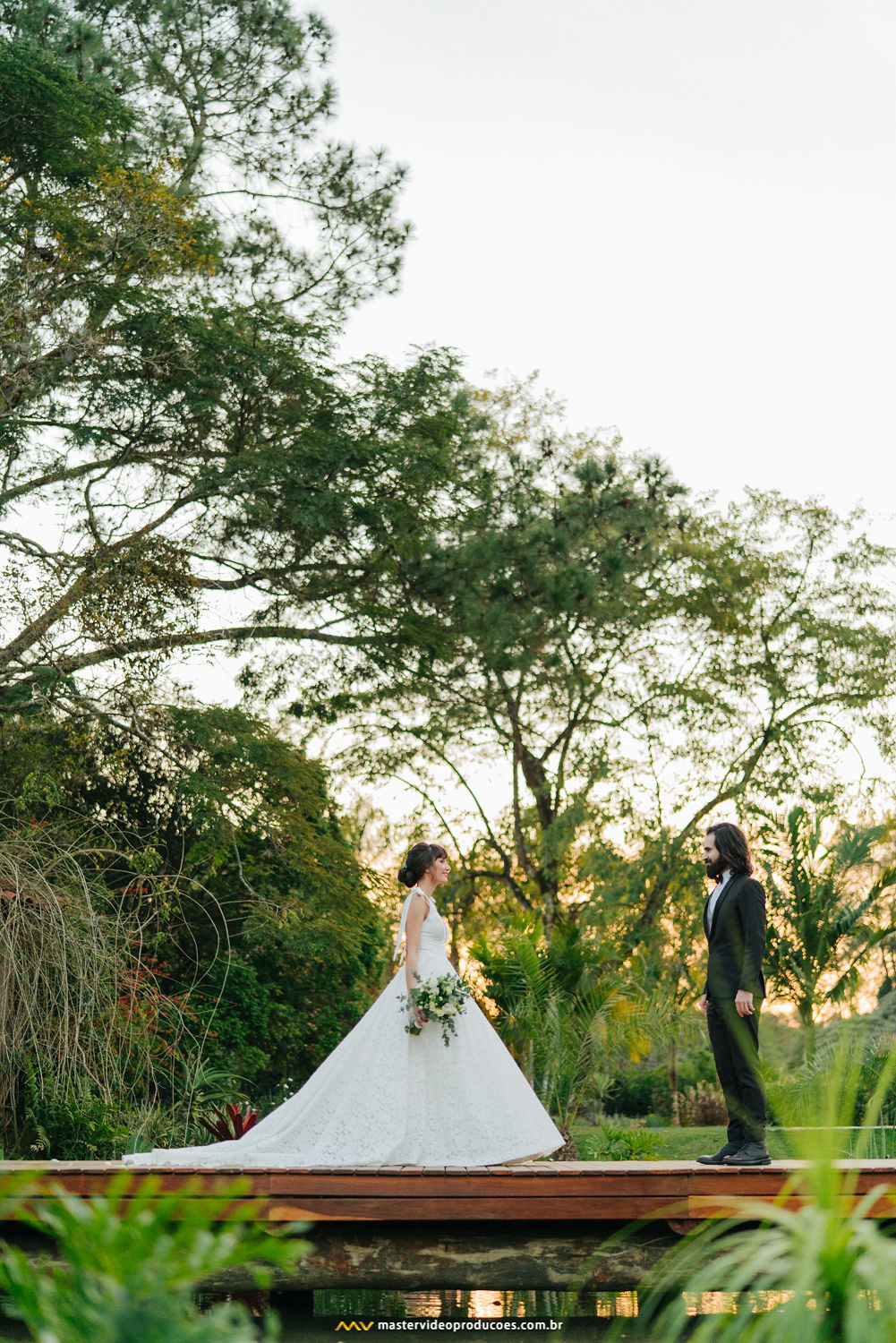 Becky e Regis | Casamento de conto de fadas na Fazenda Dona Inês com decoração Flor Brasileira