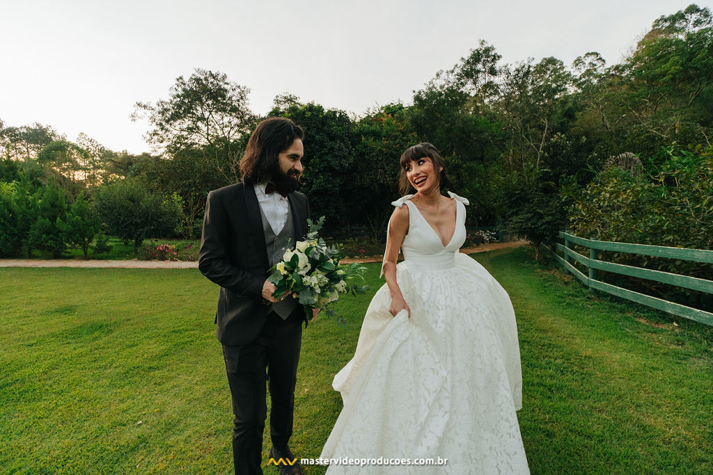 Becky e Regis | Casamento de conto de fadas na Fazenda Dona Inês com decoração Flor Brasileira