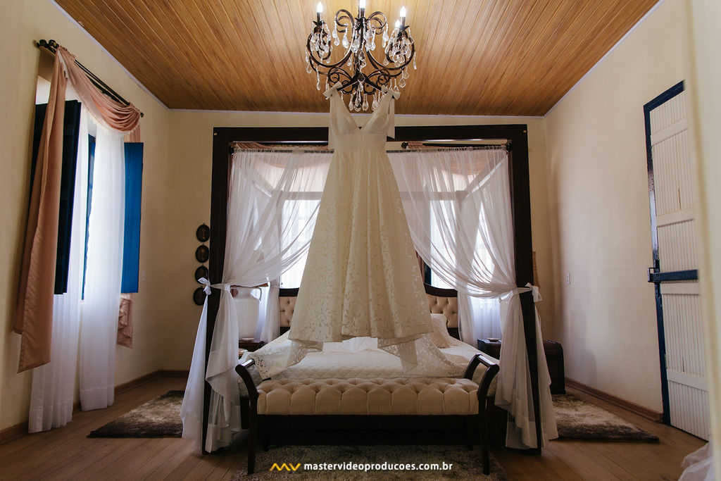 Becky e Regis | Casamento de conto de fadas na Fazenda Dona Inês com decoração Flor Brasileira