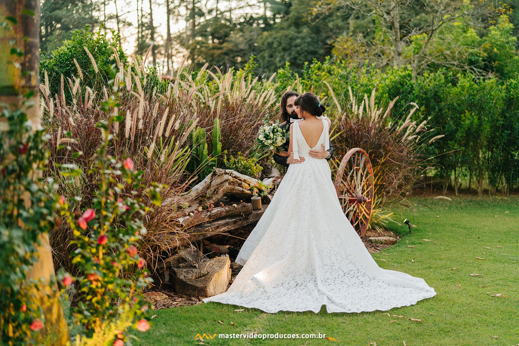 Becky e Regis | Casamento de conto de fadas na Fazenda Dona Inês com decoração Flor Brasileira