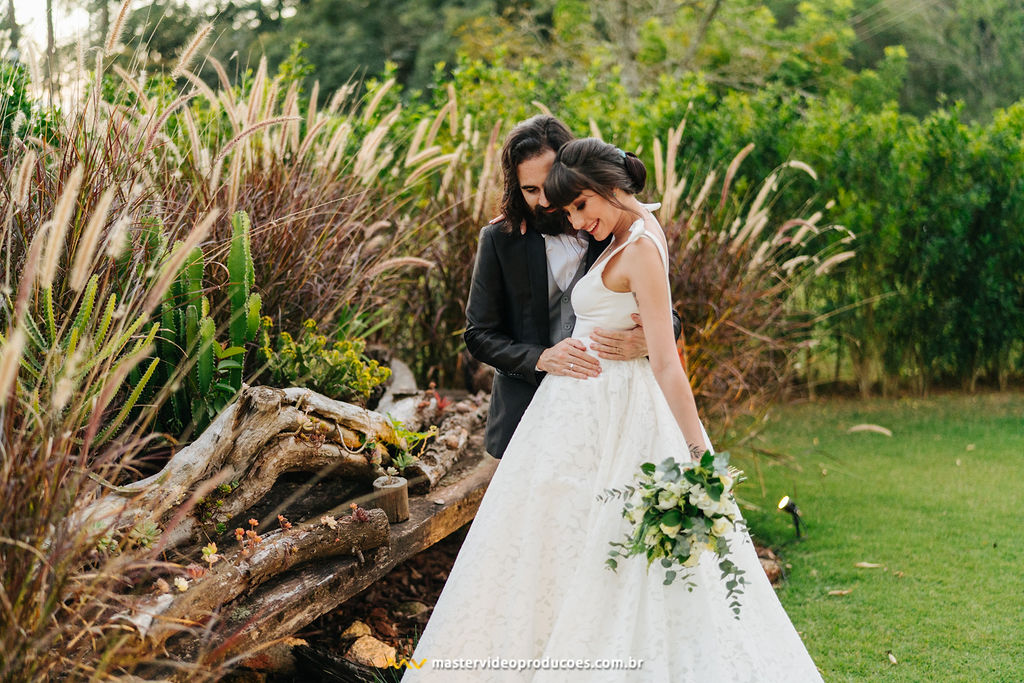 Becky e Regis | Casamento de conto de fadas na Fazenda Dona Inês com decoração Flor Brasileira