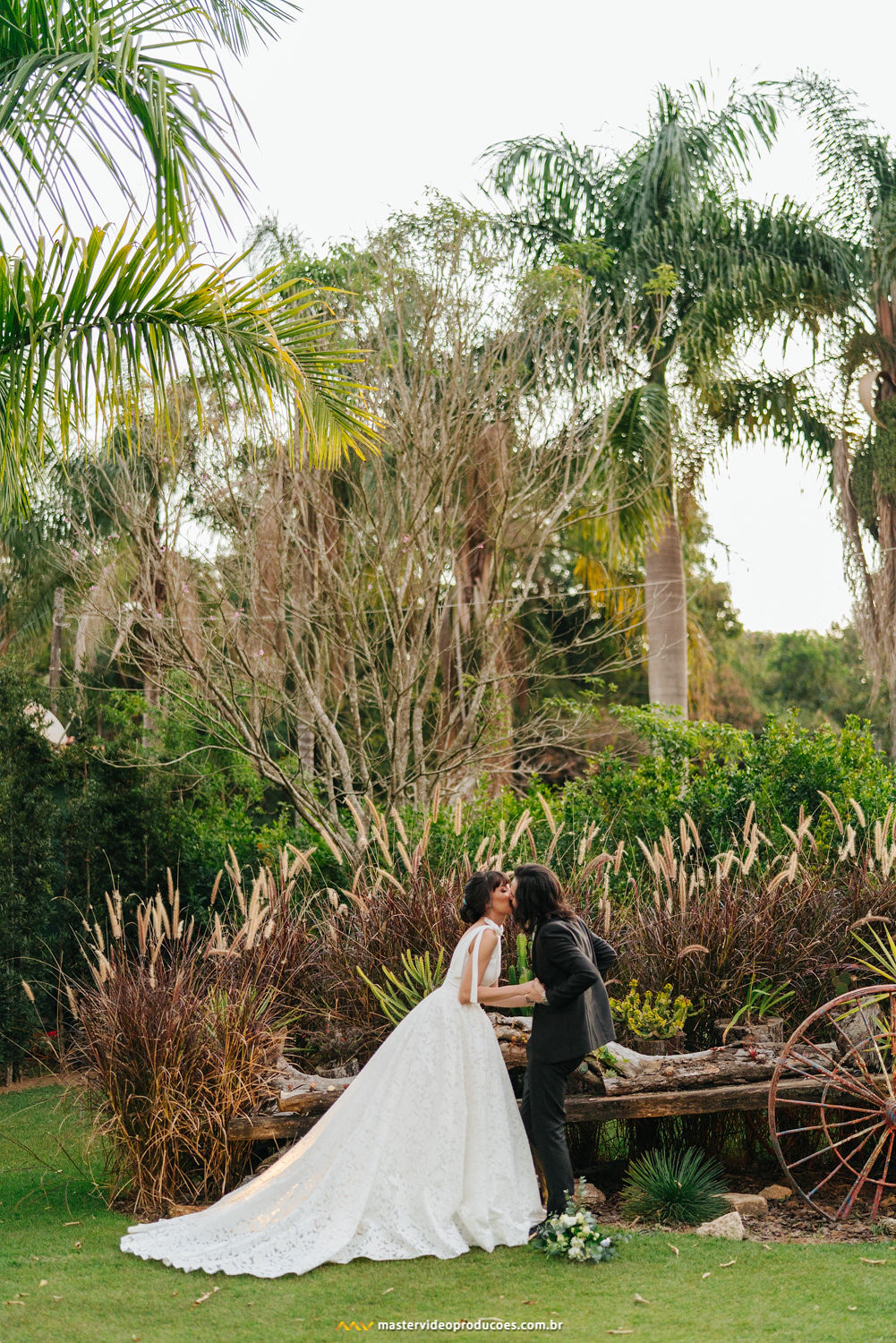 Becky e Regis | Casamento de conto de fadas na Fazenda Dona Inês com decoração Flor Brasileira