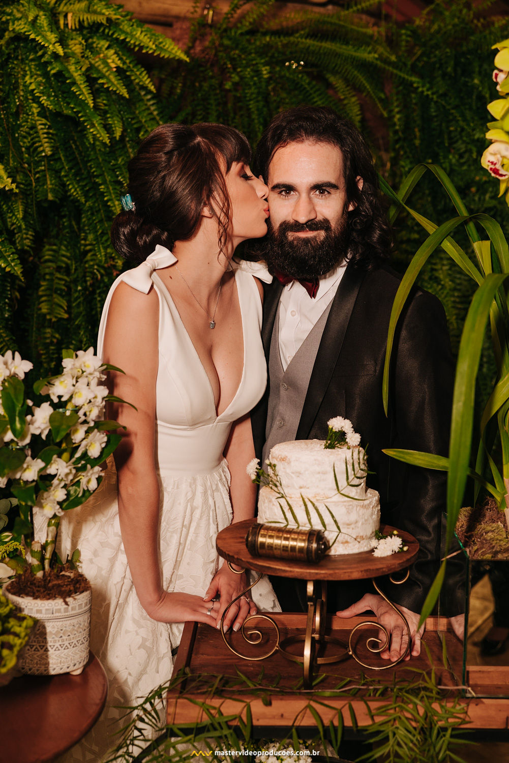 Becky e Regis | Casamento de conto de fadas na Fazenda Dona Inês com decoração Flor Brasileira