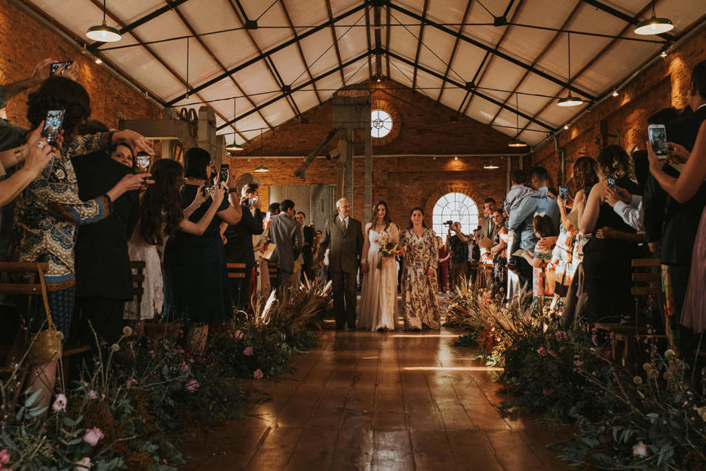 Ana e Davi | Casamento leve e divertido na fazenda com vestido de noiva Helen Salles