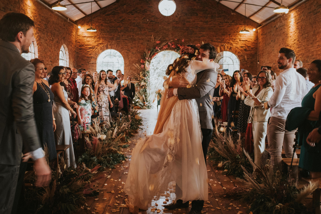 Ana e Davi | Casamento leve e divertido na fazenda com vestido de noiva Helen Salles