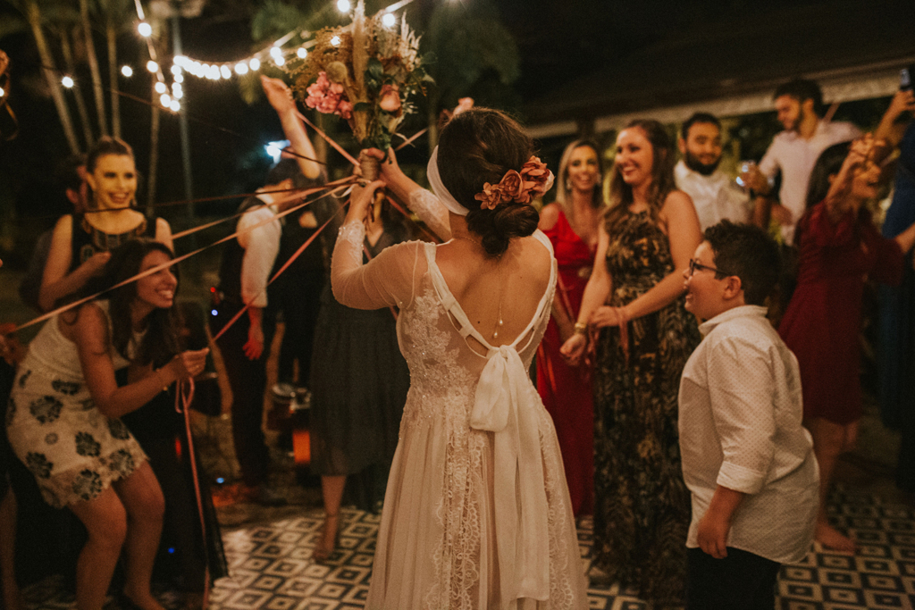 Ana e Davi | Casamento leve e divertido na fazenda com vestido de noiva Helen Salles