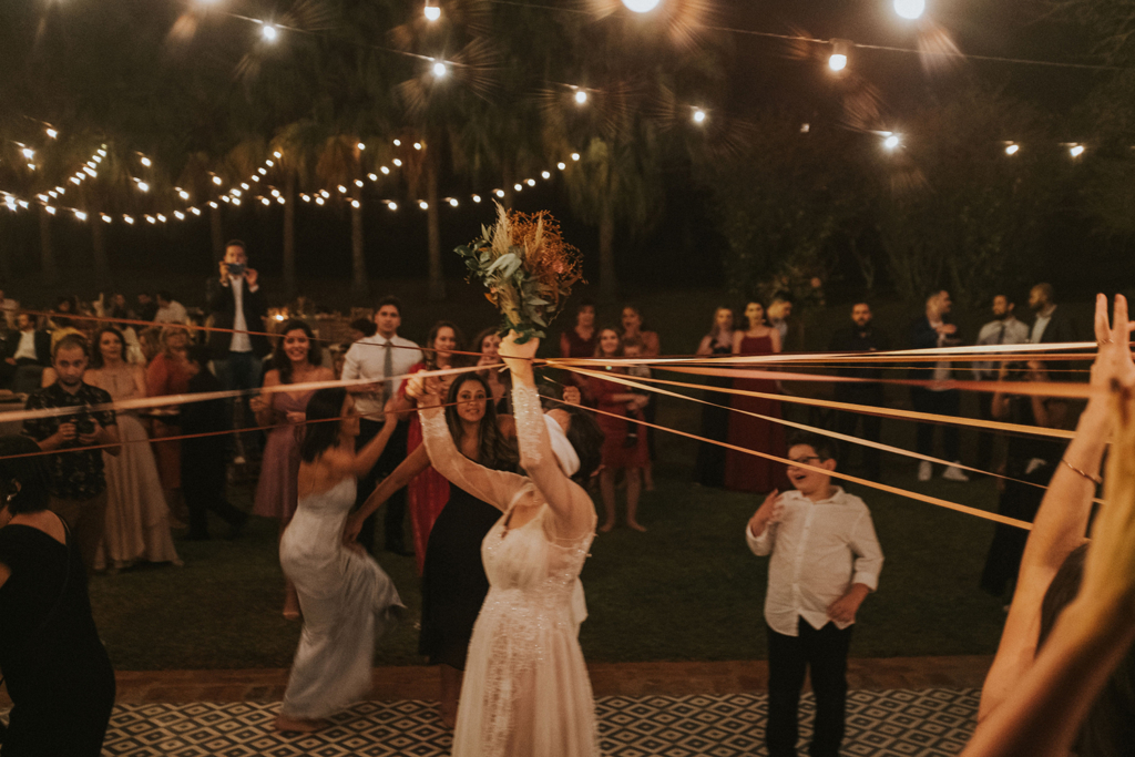 Ana e Davi | Casamento leve e divertido na fazenda com vestido de noiva Helen Salles