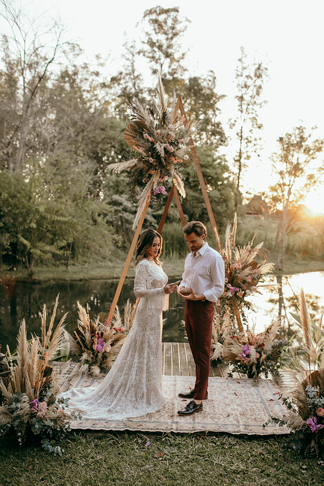 Amanda e Bruno | Elopement wedding boho ao ar livre com decoração de Emmanuel Nogueira