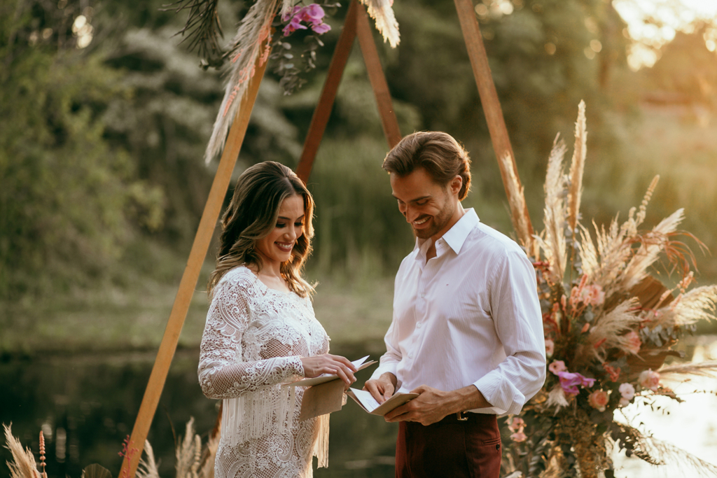 Amanda e Bruno | Elopement wedding boho ao ar livre com decoração de Emmanuel Nogueira