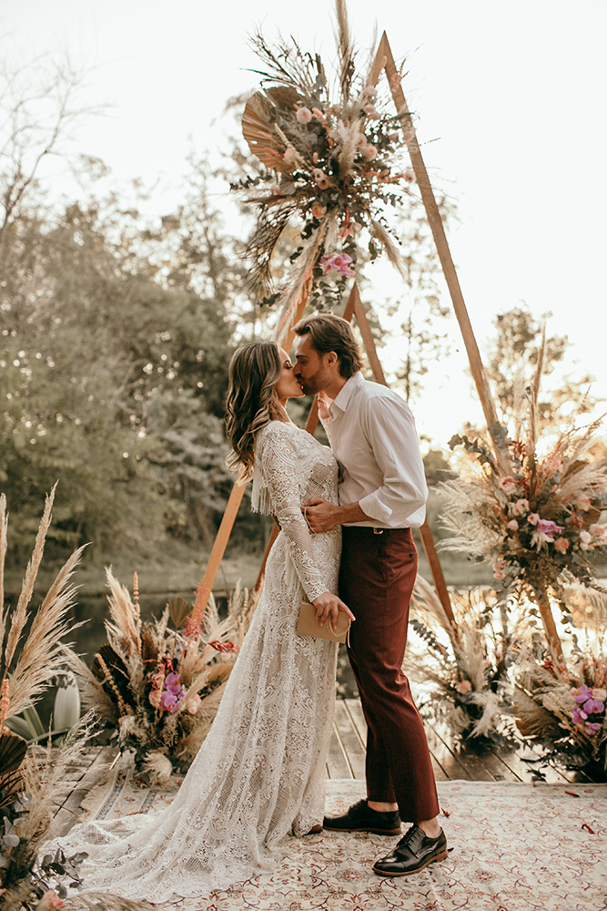 Amanda e Bruno | Elopement wedding boho ao ar livre com decoração de Emmanuel Nogueira