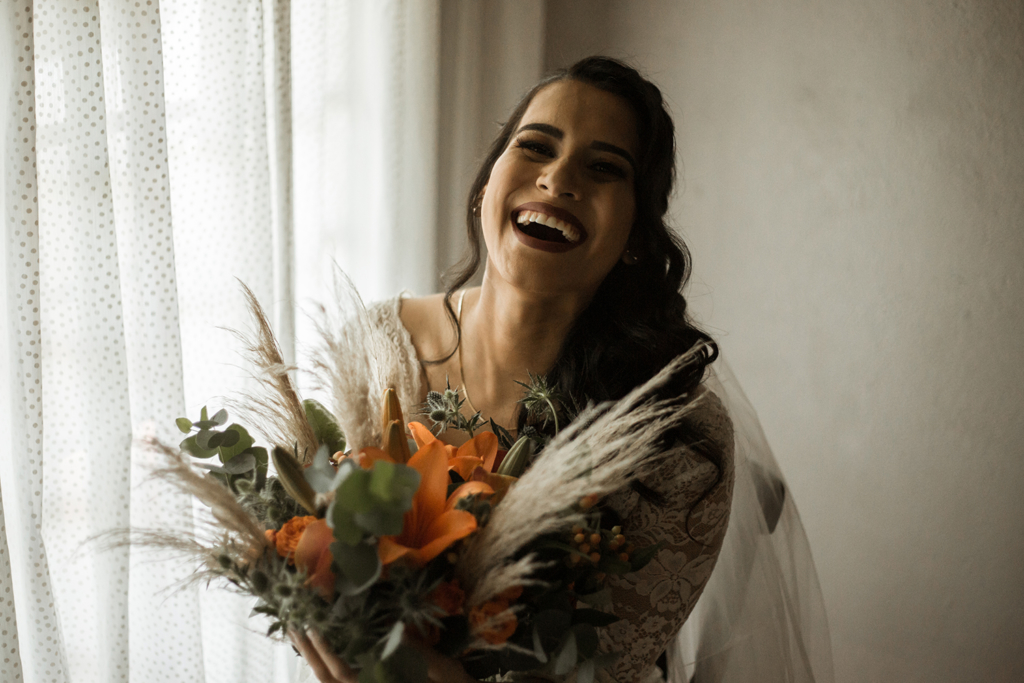 Bianca e Lucas | Casamento boho com paleta coral por Flor Brasileira