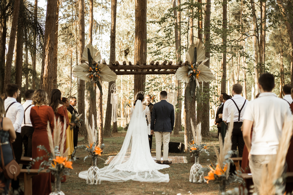 Bianca e Lucas | Casamento boho com paleta coral por Flor Brasileira