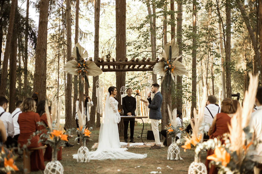 Bianca e Lucas | Casamento boho com paleta coral por Flor Brasileira