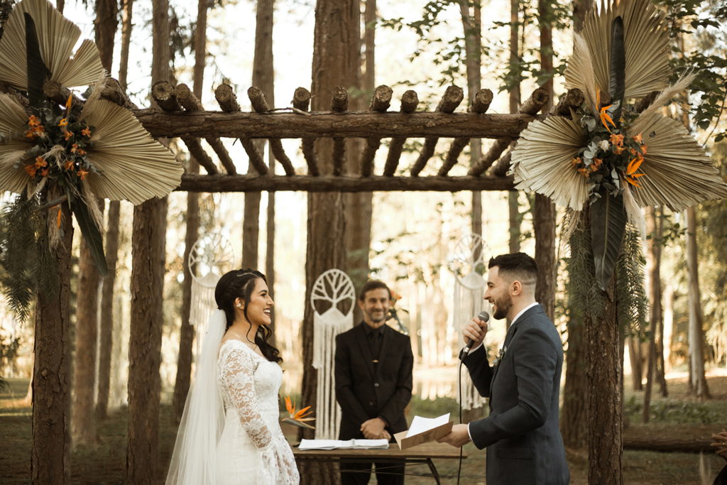 Bianca e Lucas | Casamento boho com paleta coral por Flor Brasileira