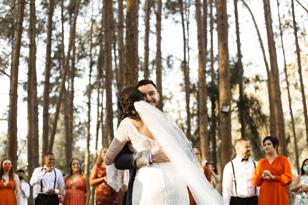 Bianca e Lucas | Casamento boho com paleta coral por Flor Brasileira