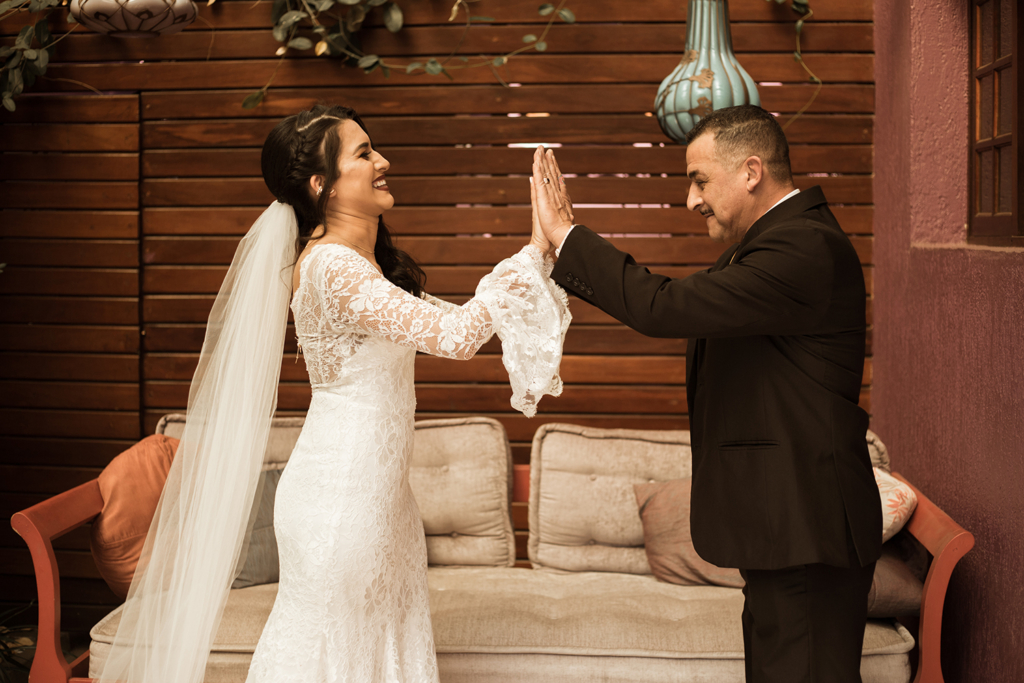 Bianca e Lucas | Casamento boho com paleta coral por Flor Brasileira