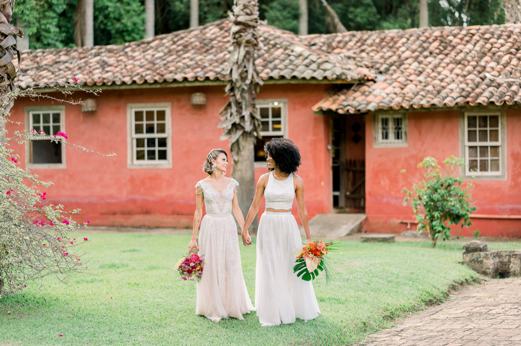 Duas noivas retrato de beleza de casamento feminino de jovens mulheres  bonitas e felizes lésbicas preliminares dois sensuais g