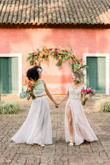 Duas noivas retrato de beleza de casamento feminino de jovens mulheres  bonitas e felizes lésbicas preliminares dois sensuais g