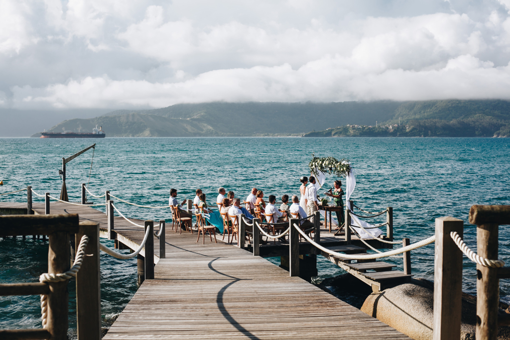 Débora e Jorge | Casamento no píer em Ilhabela, por Sereiamor