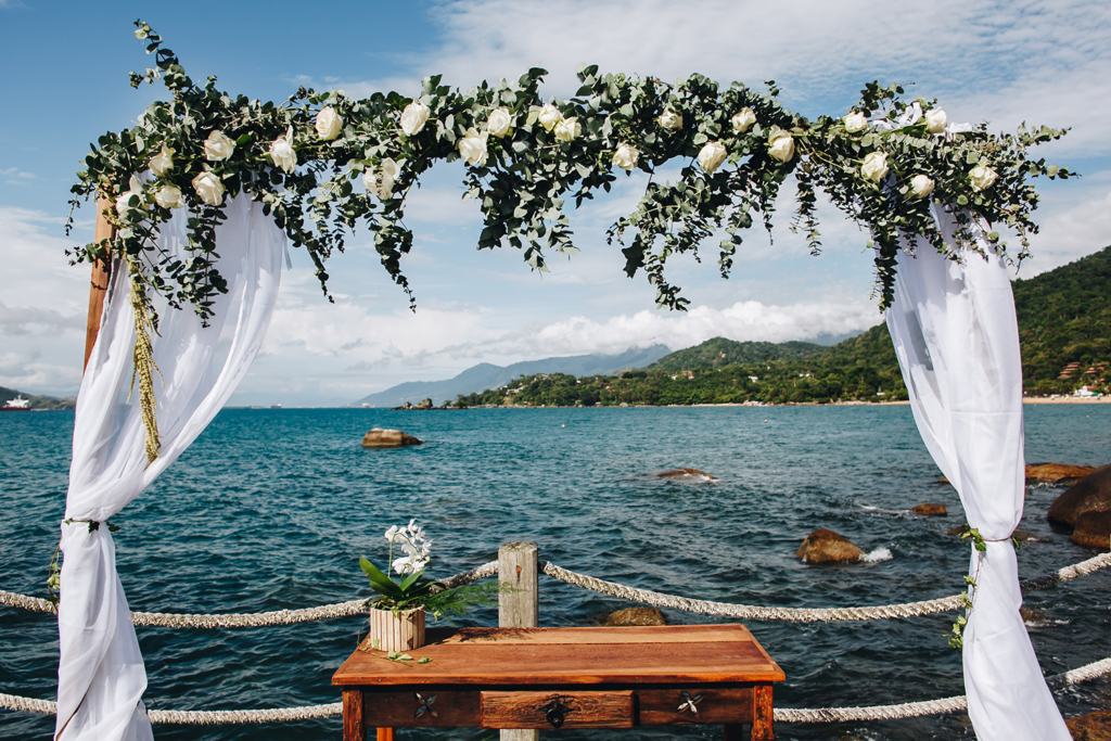 Débora e Jorge | Casamento no píer em Ilhabela, por Sereiamor