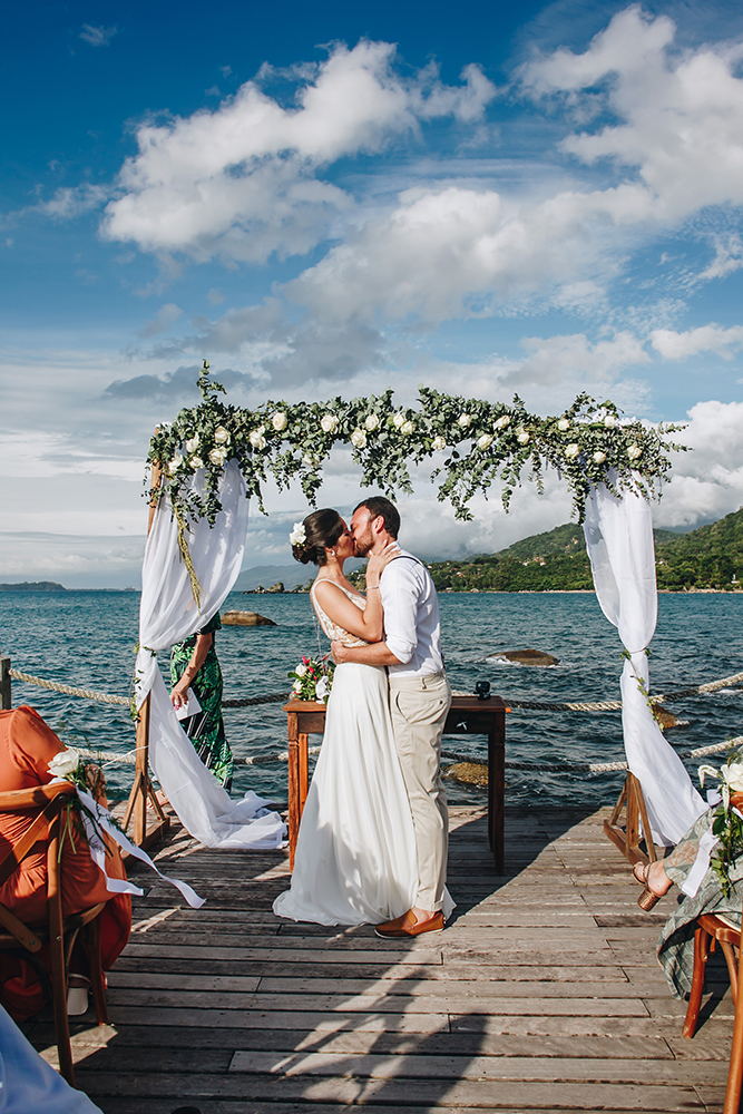 Débora e Jorge | Casamento no píer em Ilhabela, por Sereiamor