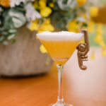 Editorial Yellow & Gray Noiva Ansiosa - Pantone 2021 - Wix Bartenders