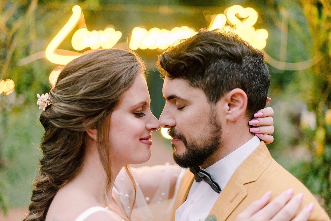 Editorial Yellow & Gray Noiva Ansiosa - Pantone 2021 - Neon no Casamento