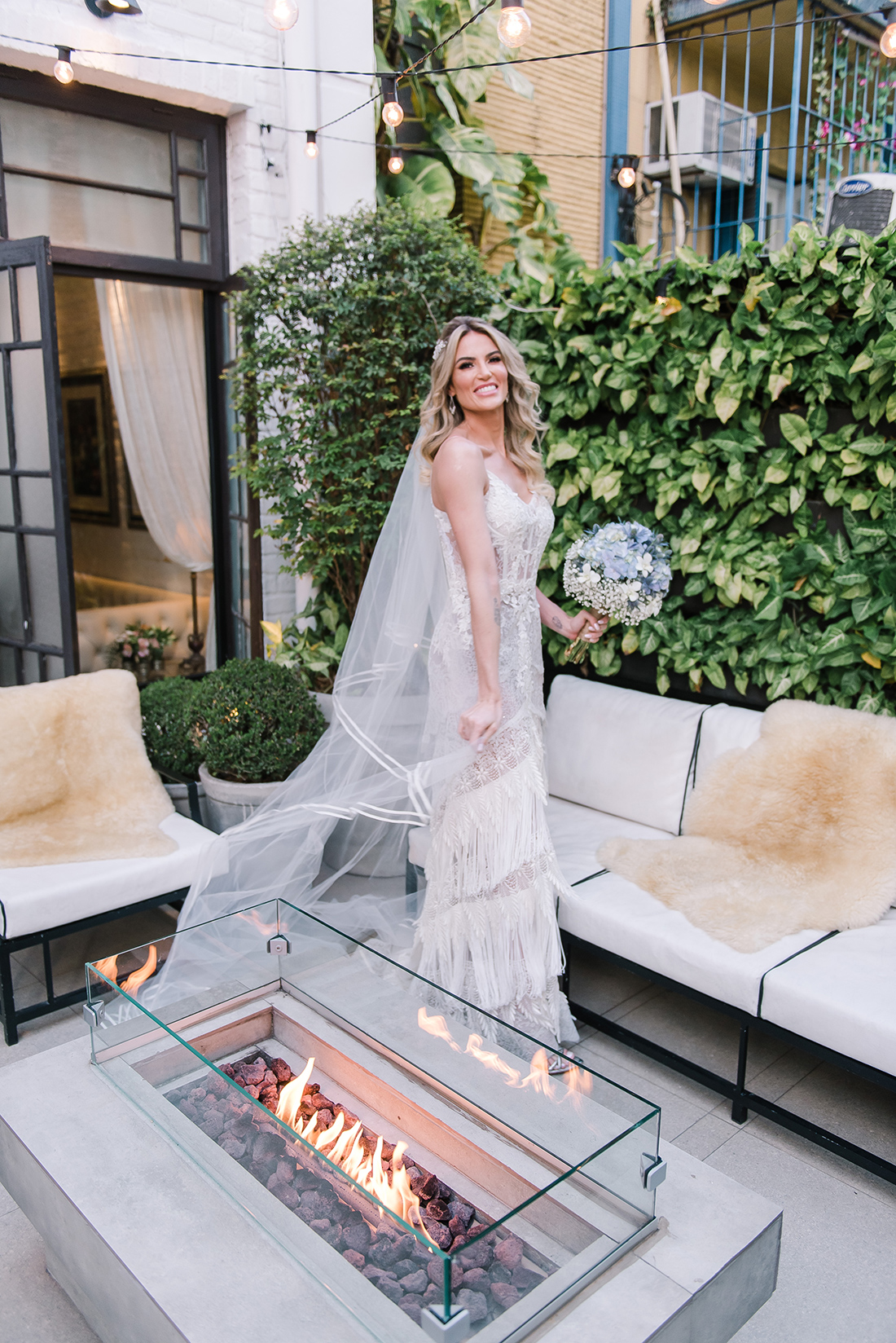 Noiva e seu buquê - Casamento no Chalé Quintal - Foto Ale Marques