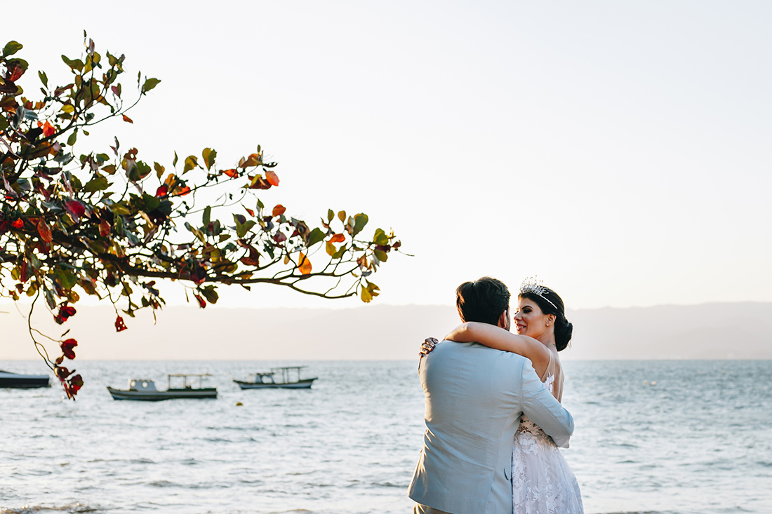 Fabi e Paulo | Casamento com vista para o mar, por Sereiamor