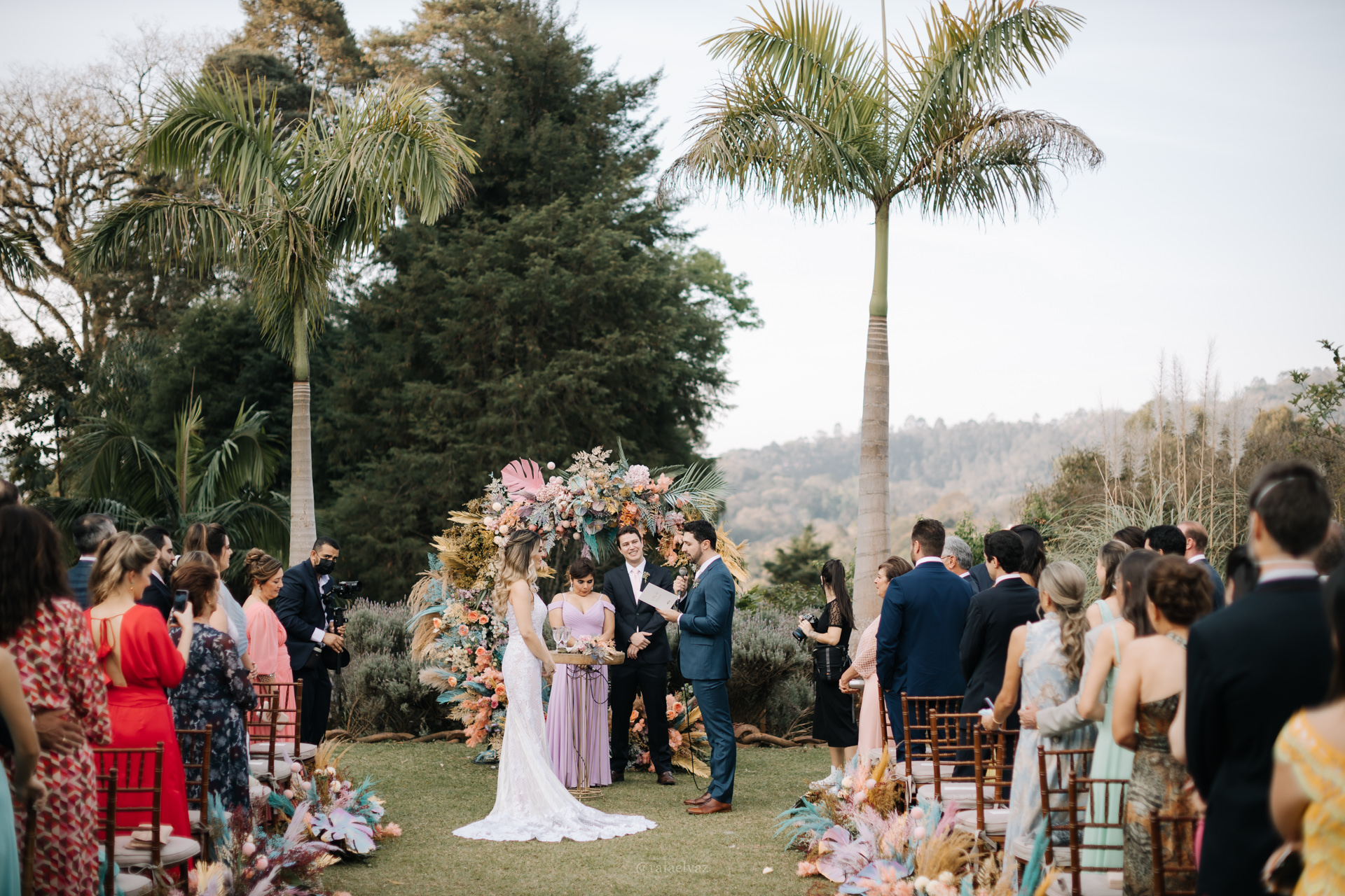 Adriana e Guilherme | Casamento com paleta candy color, por Natasha Bleier