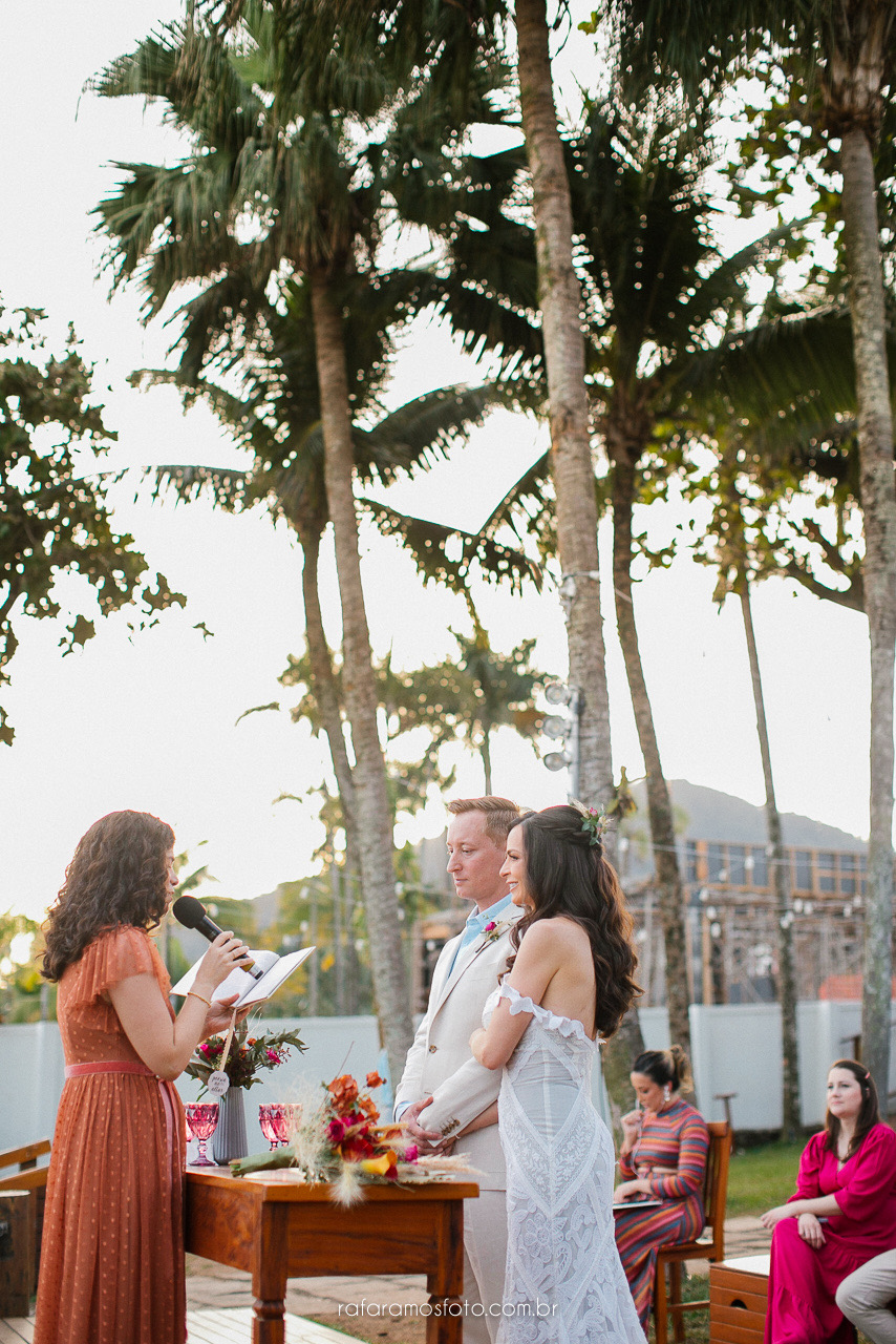 Ju e Luke | Casamento pé na areia por Rafa Ramos