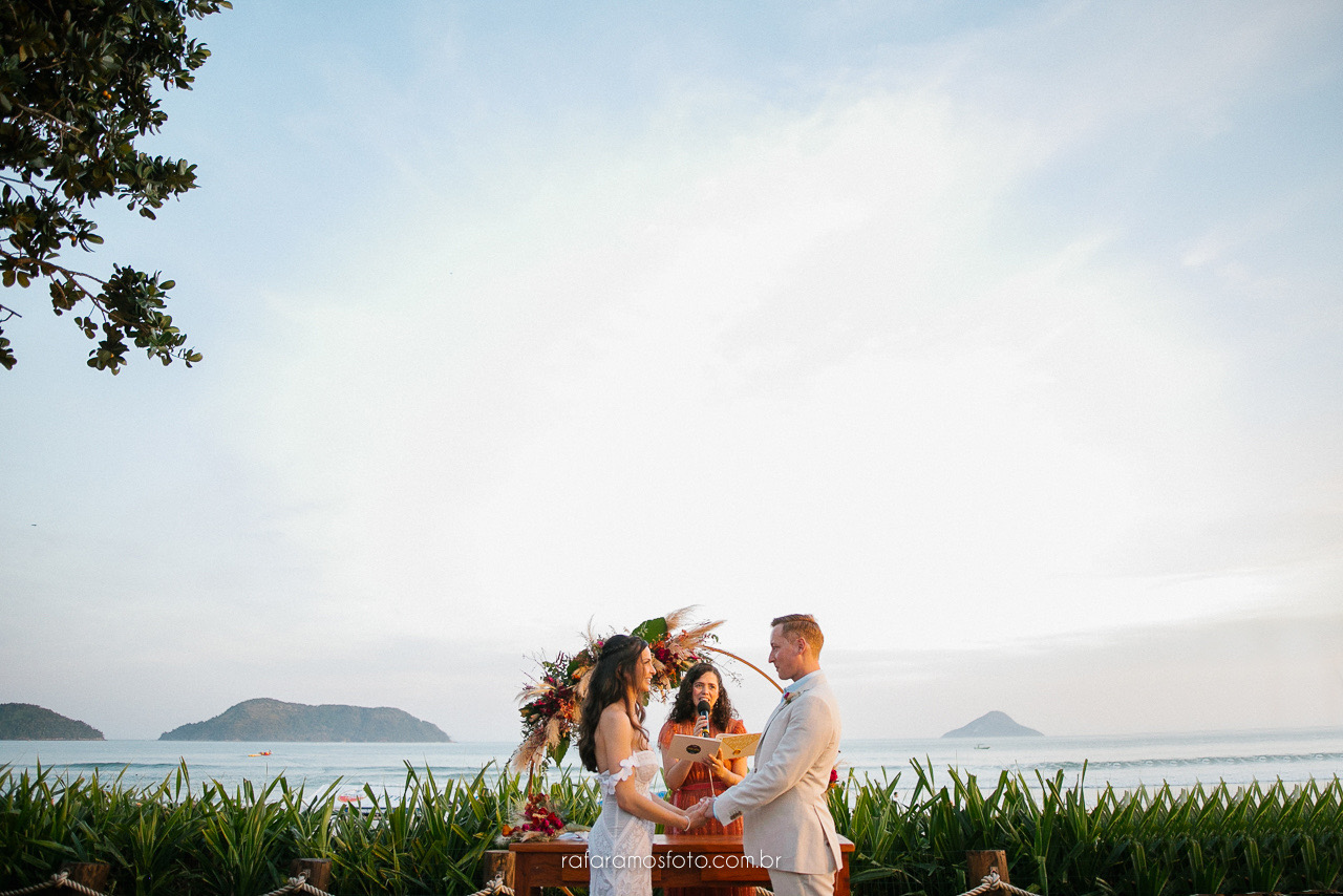 Ju e Luke | Casamento pé na areia por Rafa Ramos