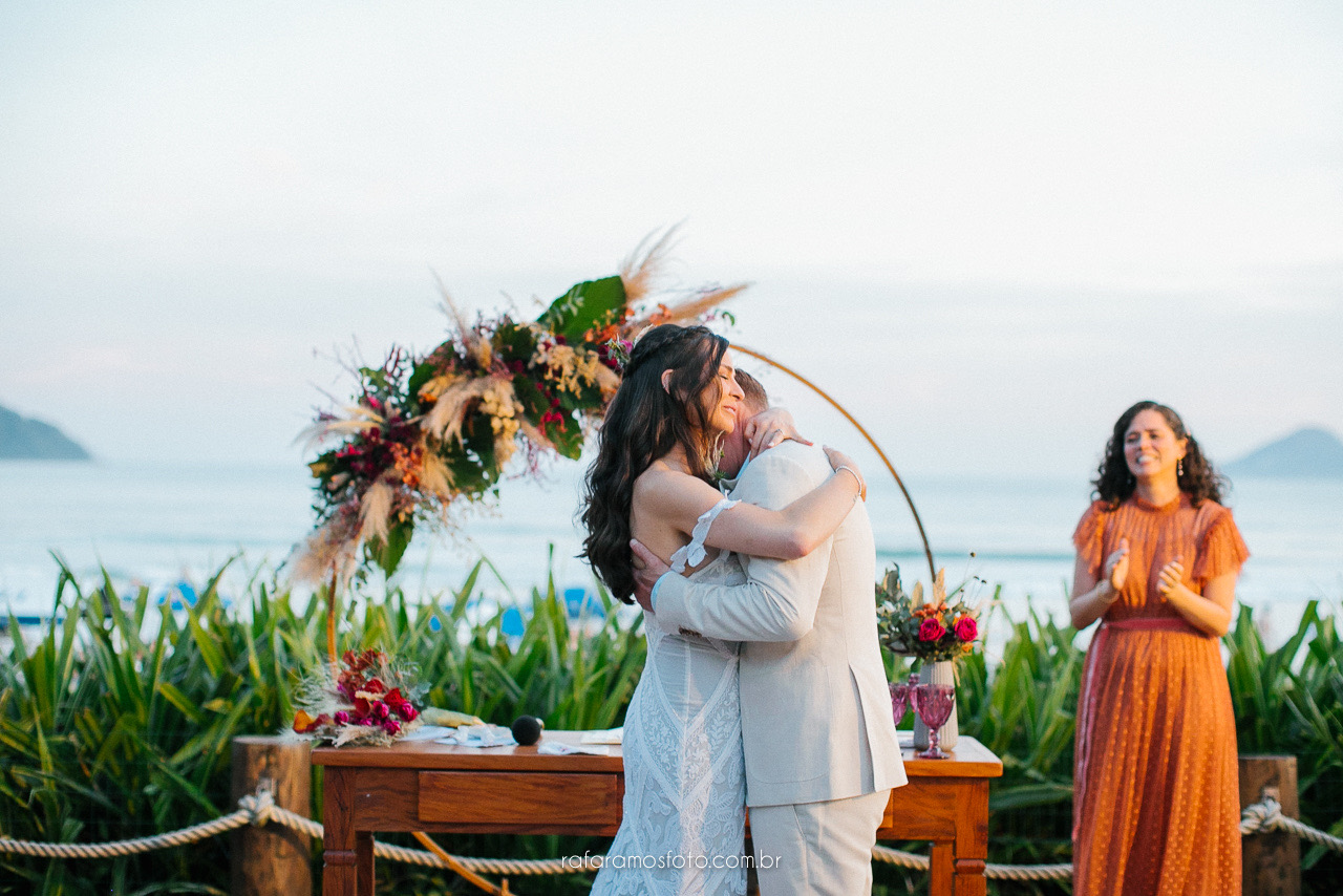 Ju e Luke | Casamento pé na areia por Rafa Ramos