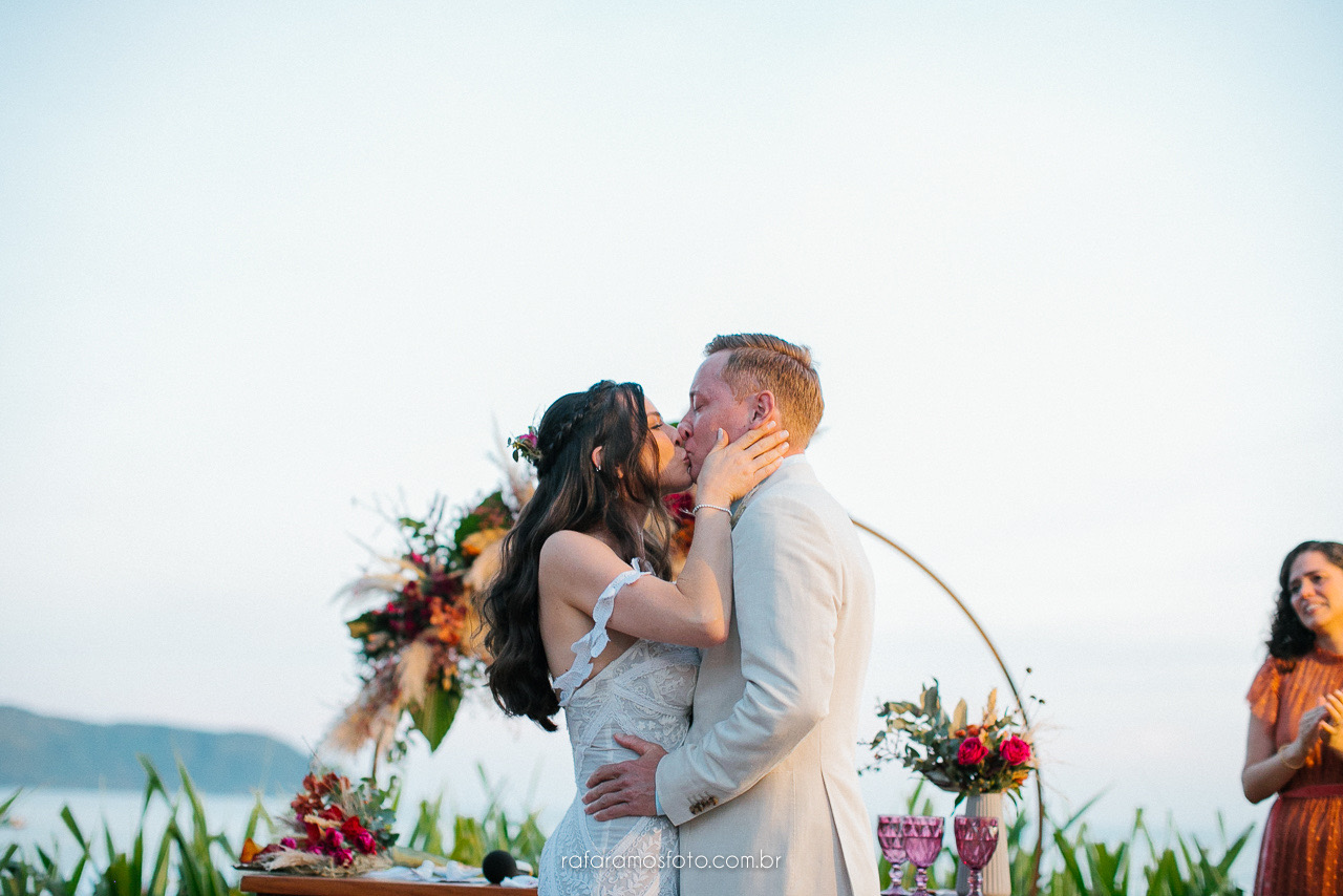 Ju e Luke | Casamento pé na areia por Rafa Ramos