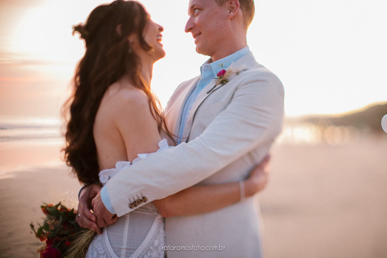 Ju e Luke | Casamento pé na areia por Rafa Ramos
