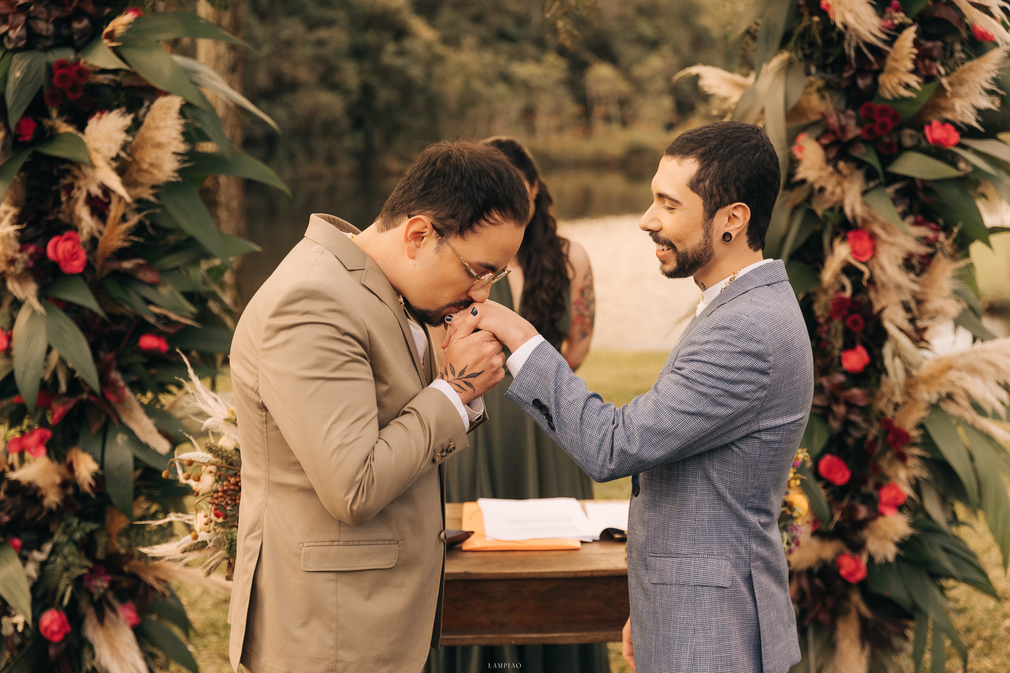 Bruno e Leonardo | Love Wins: casamento ao ar livre, por Lampião Fotografia