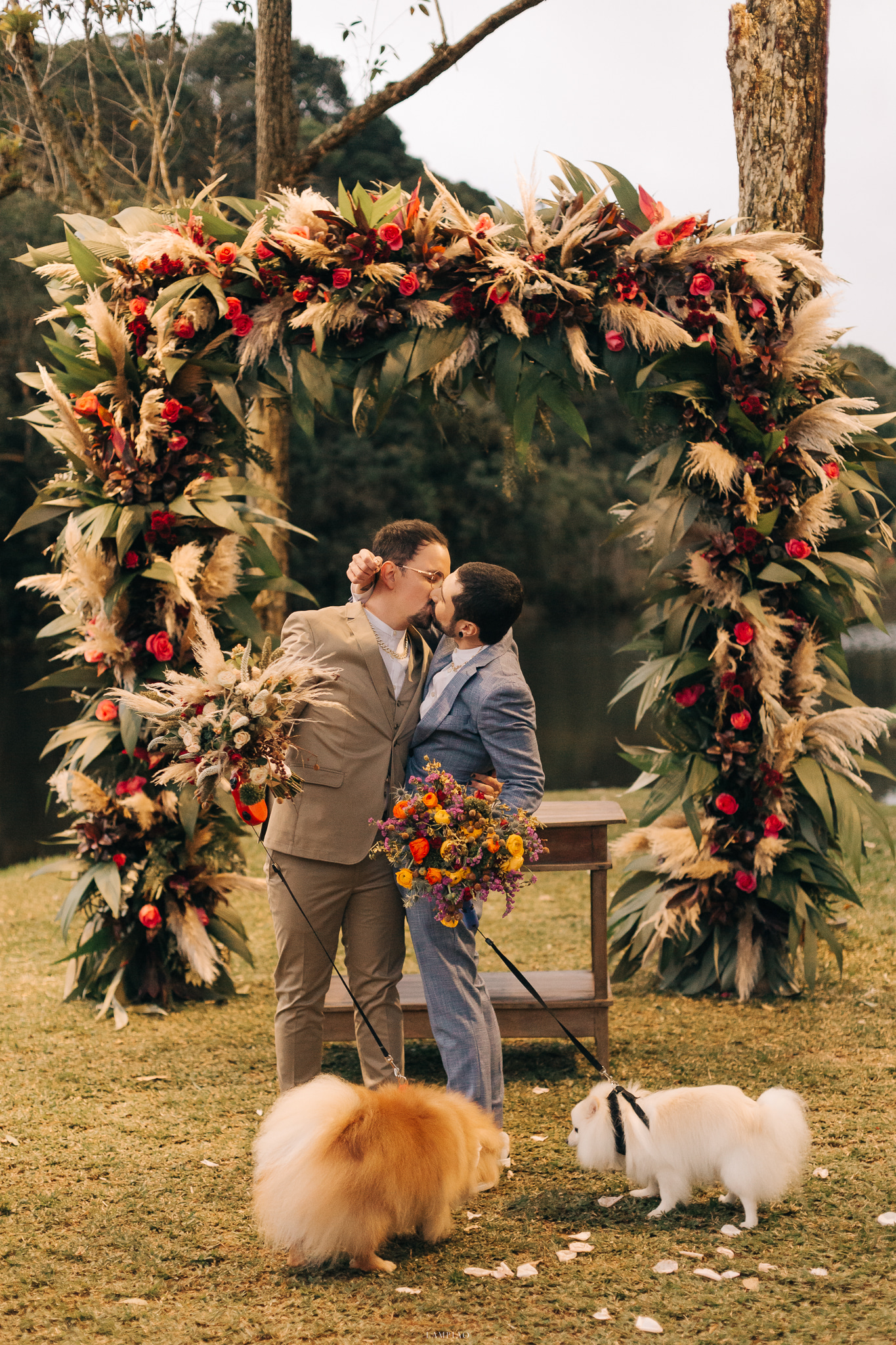 Bruno e Leonardo | Love Wins: casamento ao ar livre, por Lampião Fotografia