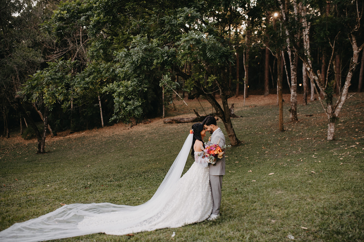 Ariane e Thiago | Casamento abençoado com decoração dos sonhos