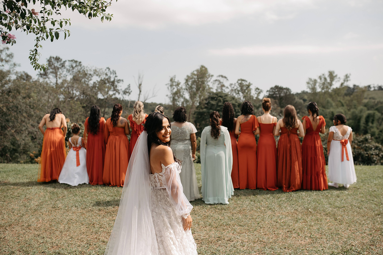 Ariane e Thiago | Casamento abençoado com decoração dos sonhos