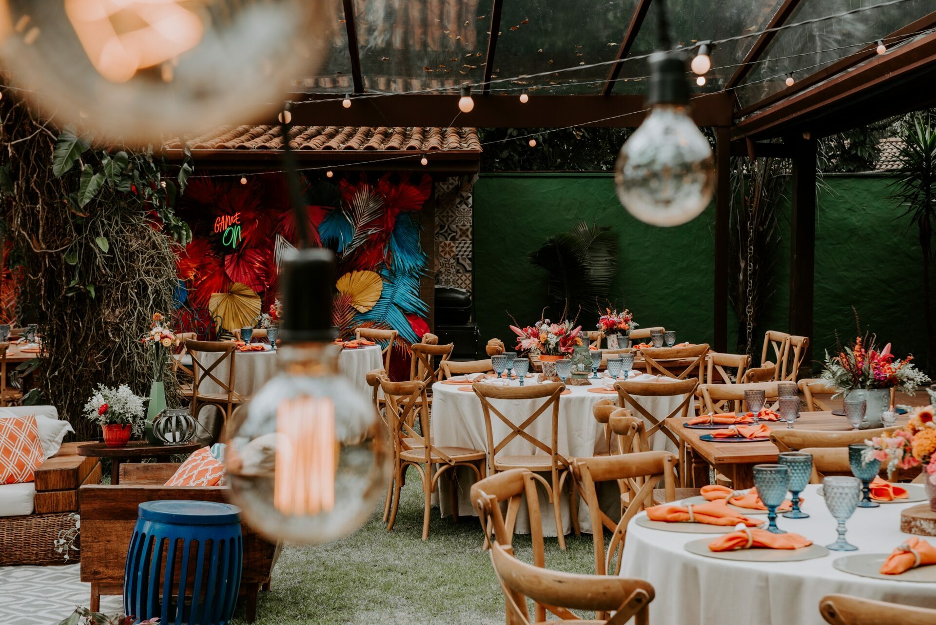 Alexia e Guilherme | Casamento vibrante na praia, por Stéfanie Belo