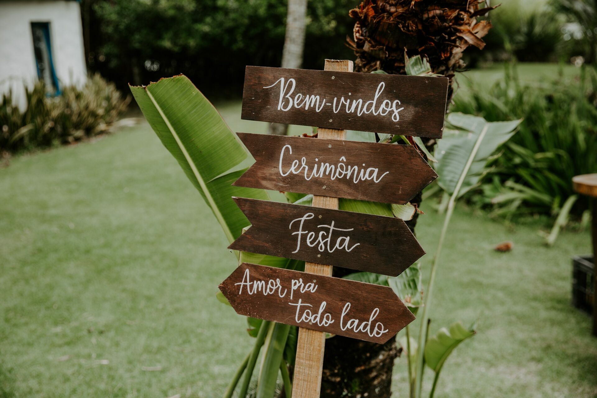 Alexia e Guilherme | Casamento vibrante na praia, por Stéfanie Belo