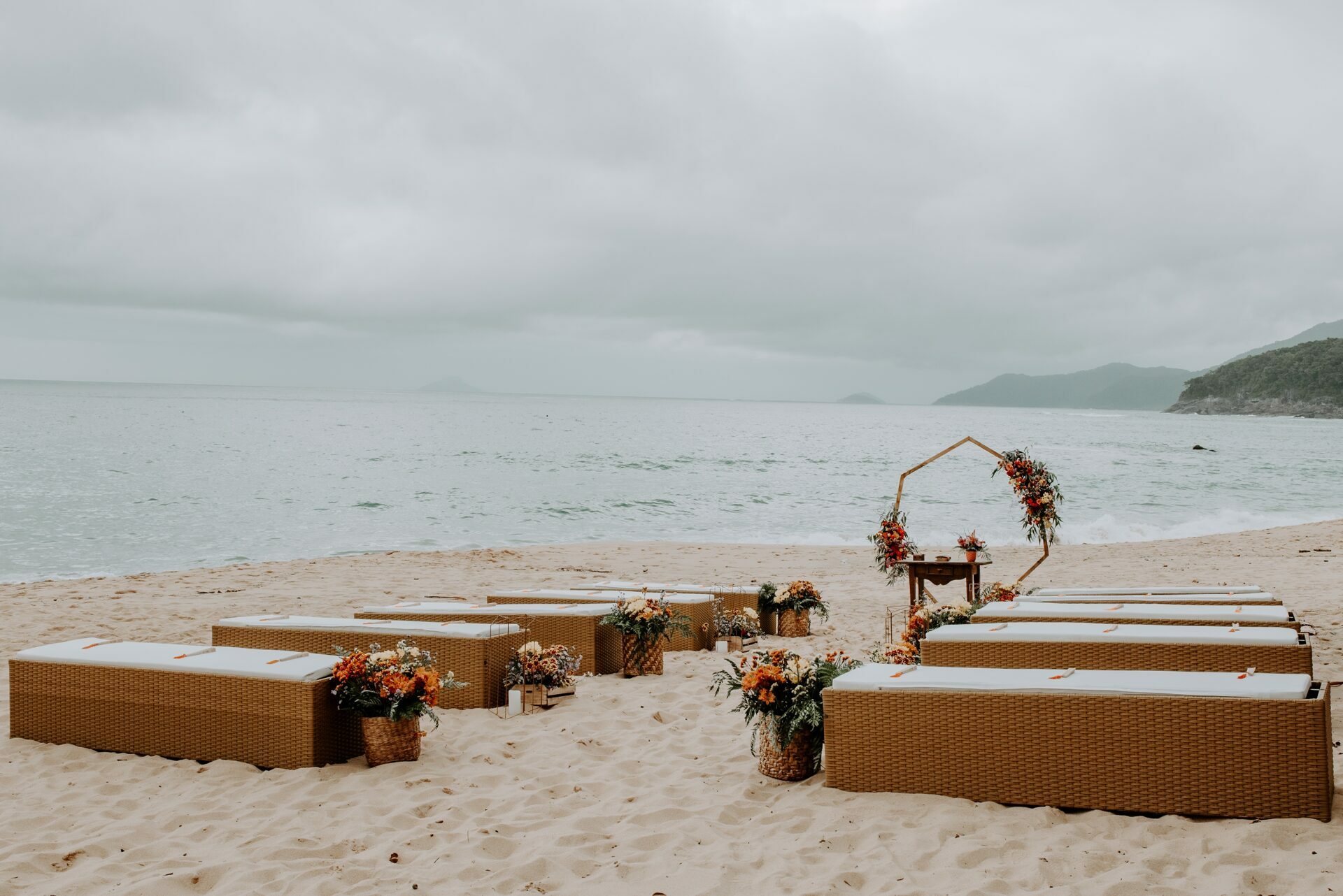 Alexia e Guilherme | Casamento vibrante na praia, por Stéfanie Belo