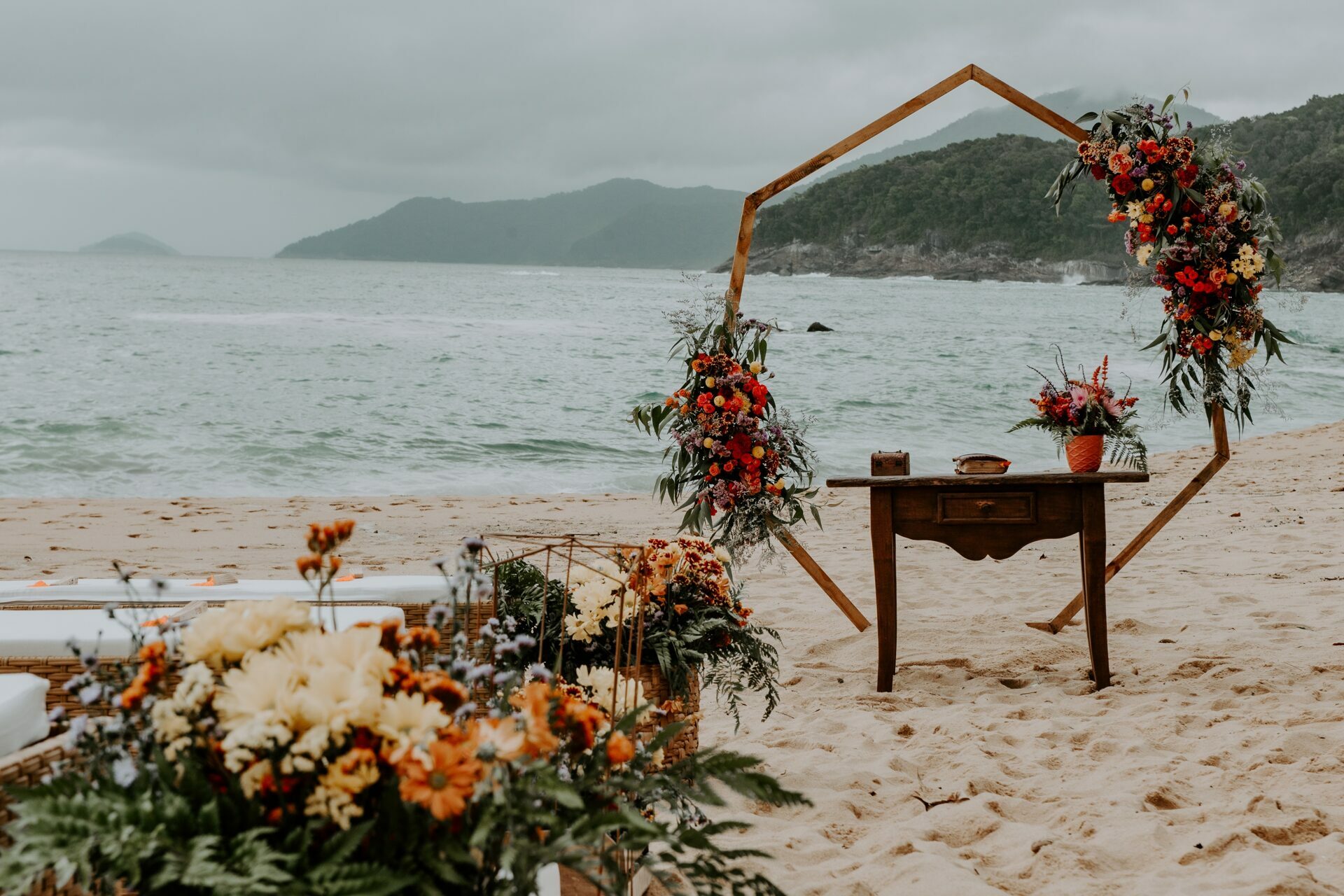 Alexia e Guilherme | Casamento vibrante na praia, por Stéfanie Belo