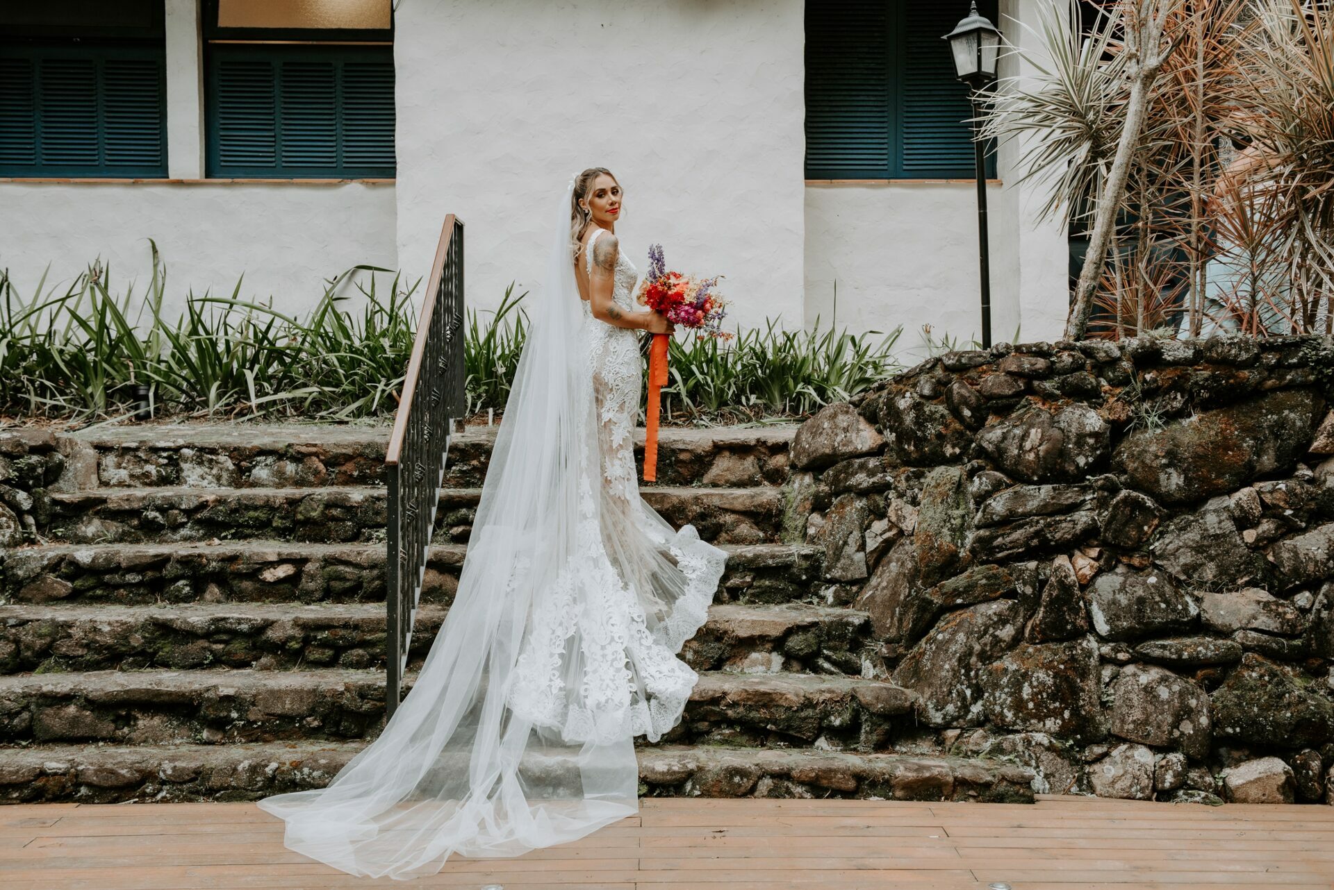 Alexia e Guilherme | Casamento vibrante na praia, por Stéfanie Belo